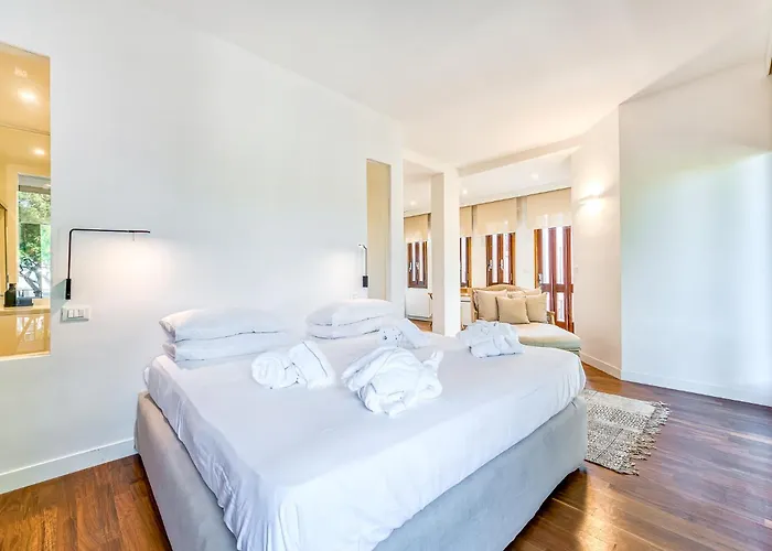 Skylife Art Gallery Loft - Riverfront Art Sanctuary *