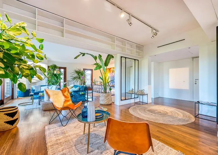 Skylife Art Gallery Loft - Riverfront Art Sanctuary Apartment *