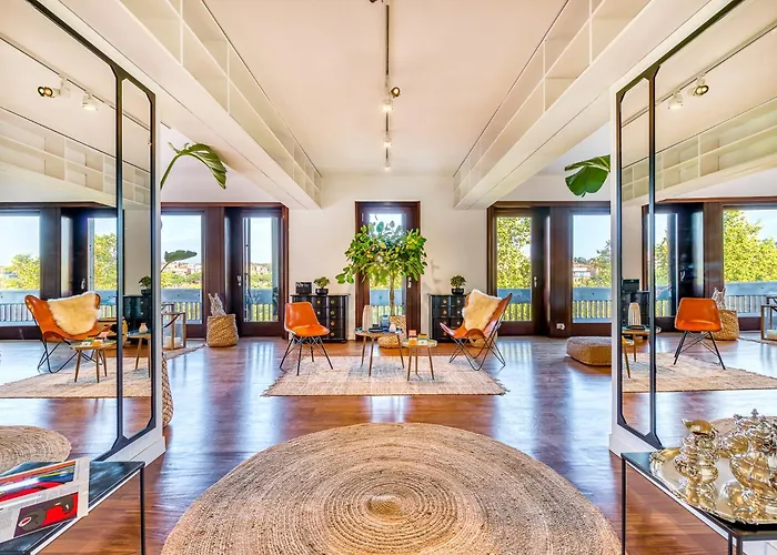 Skylife Art Gallery Loft - Riverfront Art Sanctuary Rom