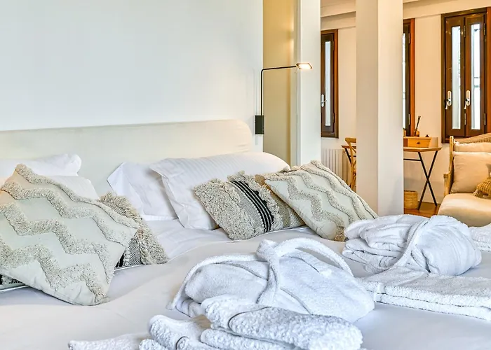 Skylife Art Gallery Loft - Riverfront Art Sanctuary Apartment *