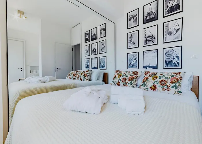 Skylife Art Gallery Loft - Riverfront Art Sanctuary